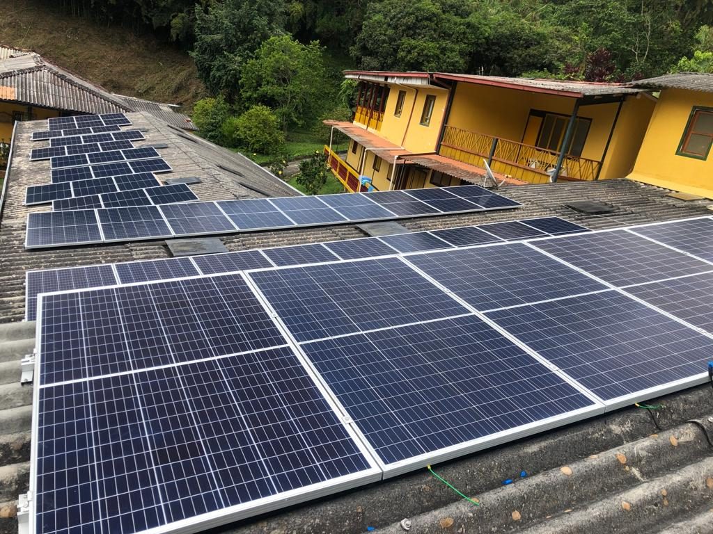 Centro Integral COODECOM — San Peregrino — Inversores híbridos Power, baterías, paneles solares | San Peregrino, Caldas